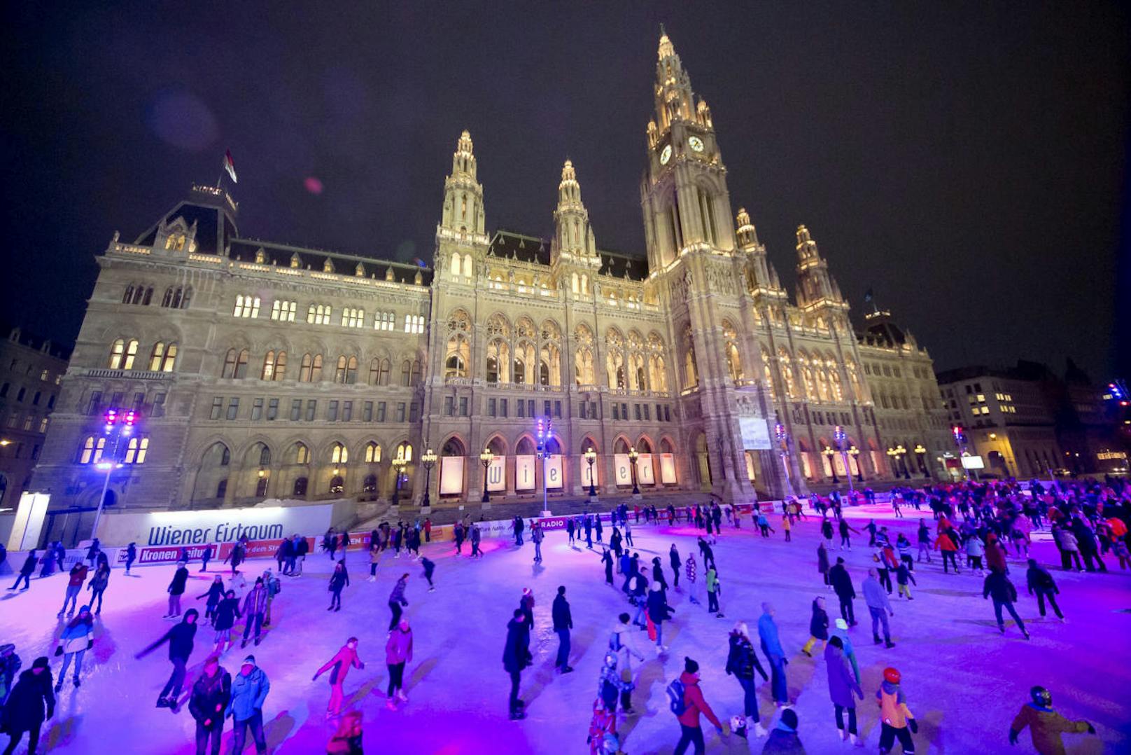 Von 20. Jänner bis inklusive 4. März 2018 von 10 bis 22 Uhr hat der Wiener Eistraum am Rathausplatz wieder geöffnet. Am 19. Jänner ab 17 Uhr gibts zur Eröffnung Gratis-Eislaufen.
Hier sehen Sie Impressionen der vergangenen Jahre.