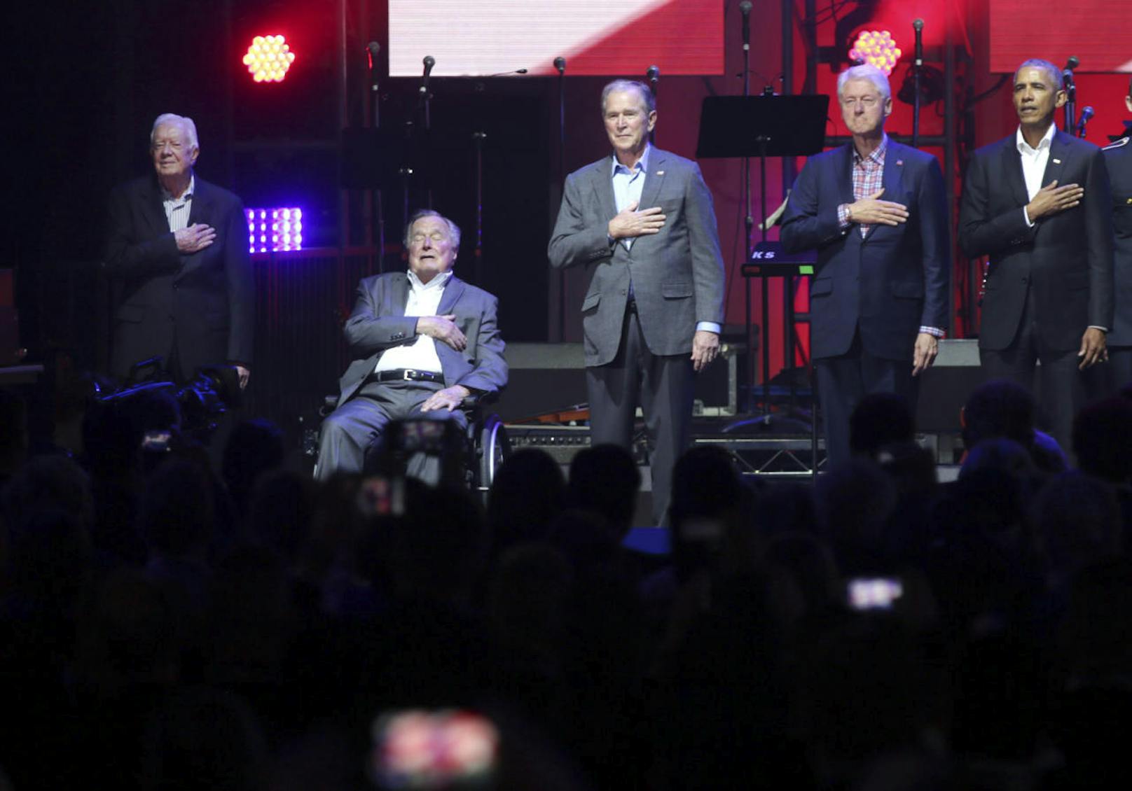 Die fünf ehemaligen US-Präsidenten sangen gemeinsam die Nationalhymne.