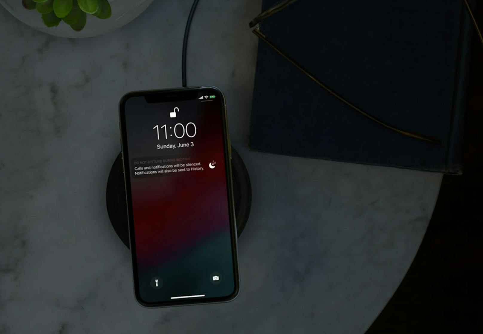Noch ein Feature gegen die "Smartphone-Sucht": Damit man vor dem Schlafengehen nicht von einer Flut an Benachrichtigungen abgelenkt wird, bringt Apple einen reduzierten "Nighttime-Mode" als Erweiterung des "Do not disturb"-Features.