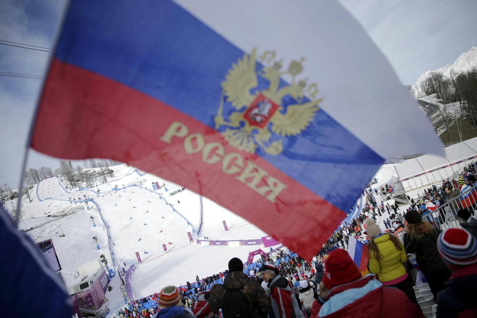 Skandal! Das IOC hat sich entschieden. Russland darf wegen staatlich gesteuerten Dopings nicht an Olympia 2018 teilnehmen. Im Zuge der Enthüllungen wurden auch mehrere Sportler lebenslang gesperrt, darunter der Olympiasieger über 50 Kilometer Langlauf in Sotschi: Alexander Legkow.