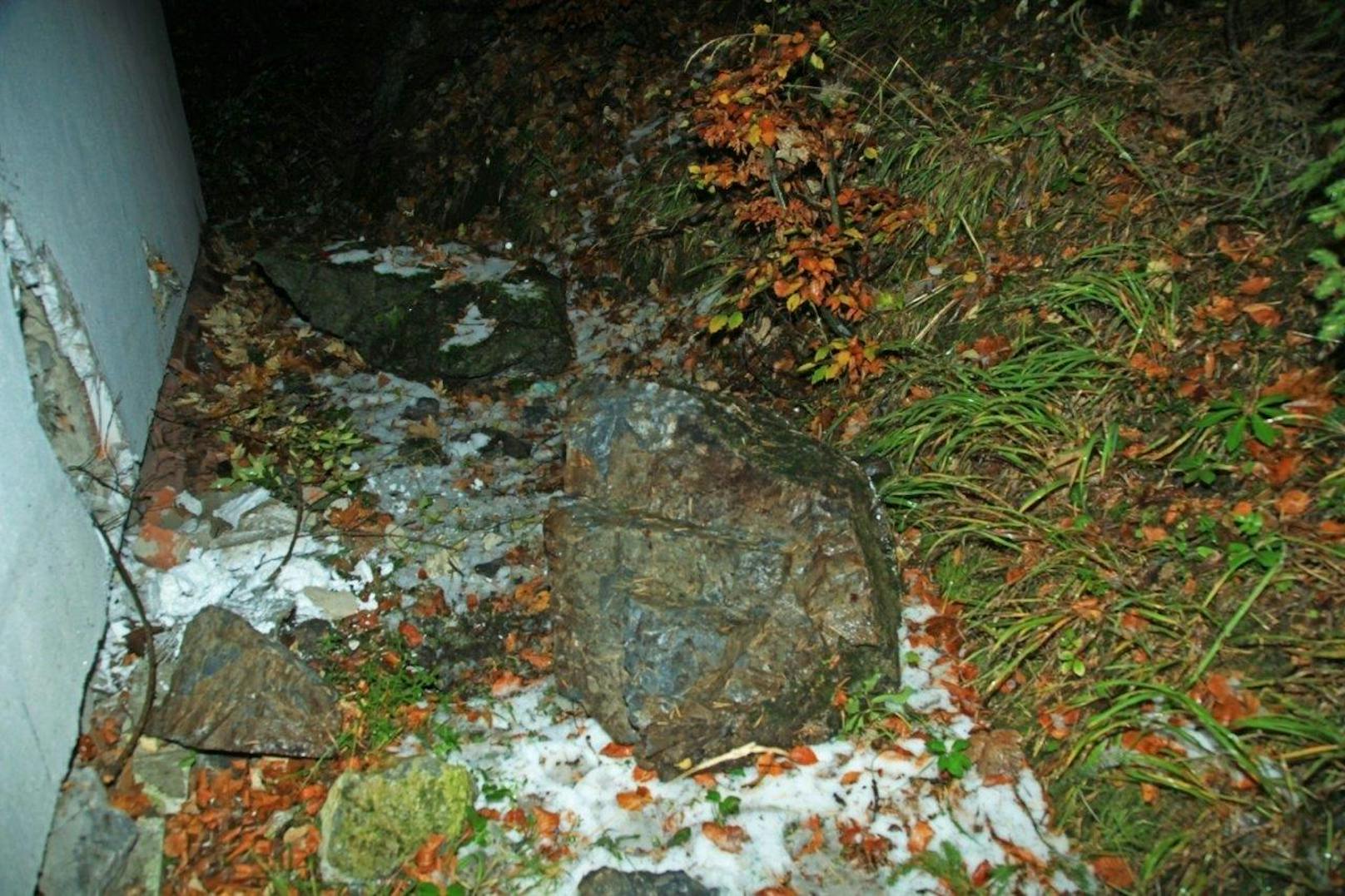 Ein riesiges Loch in der Hauswand: Ein Felsbrocken hatte sich aus dem Hang gelöst.