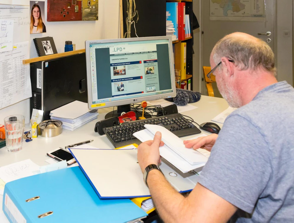 Gerald Sakoparnig vom LKA erklärt, wie die Masche der fiesen Internetbetrüger funktioniert.