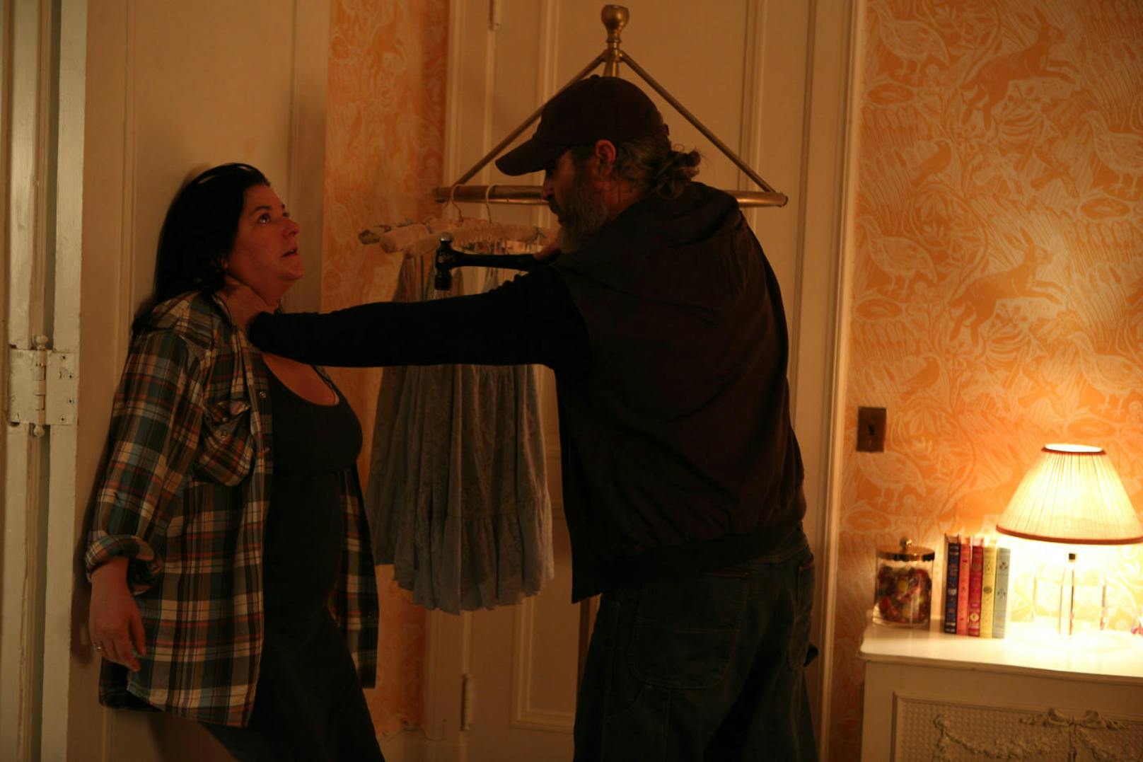 Es geht zur Sache am Set: Joaquin Phoenix probt die nächste Szene mit Regisseurin Lynne Ramsay. 