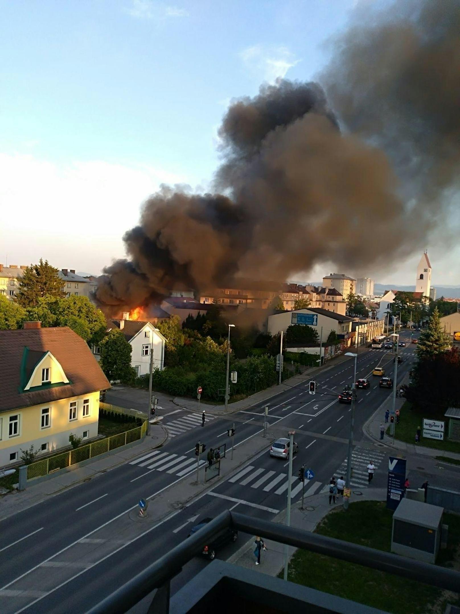 In der Josefstraße in St. Pölten brennt ein Mehrparteienhaus, der Brand droht auf nebenstehende Gebäude überzugreifen.