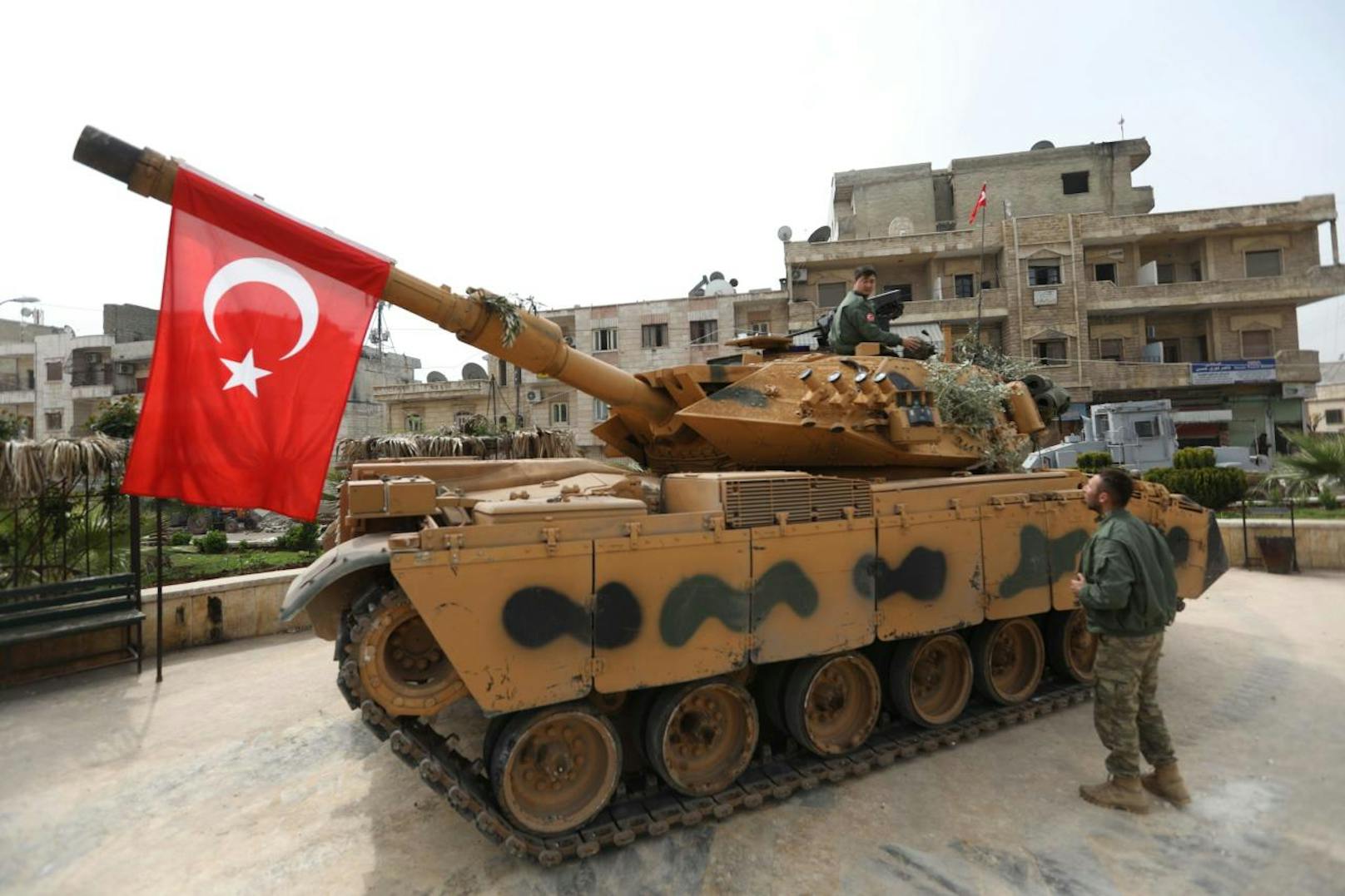 Rund zwei Monate nach Beginn der türkischen Offensive in Nordsyrien haben die türkischen Truppen und ihre Verbündeten am Sonntag (18. März) die mehrheitlich kurdische Stadt Afrin eingenommen.
