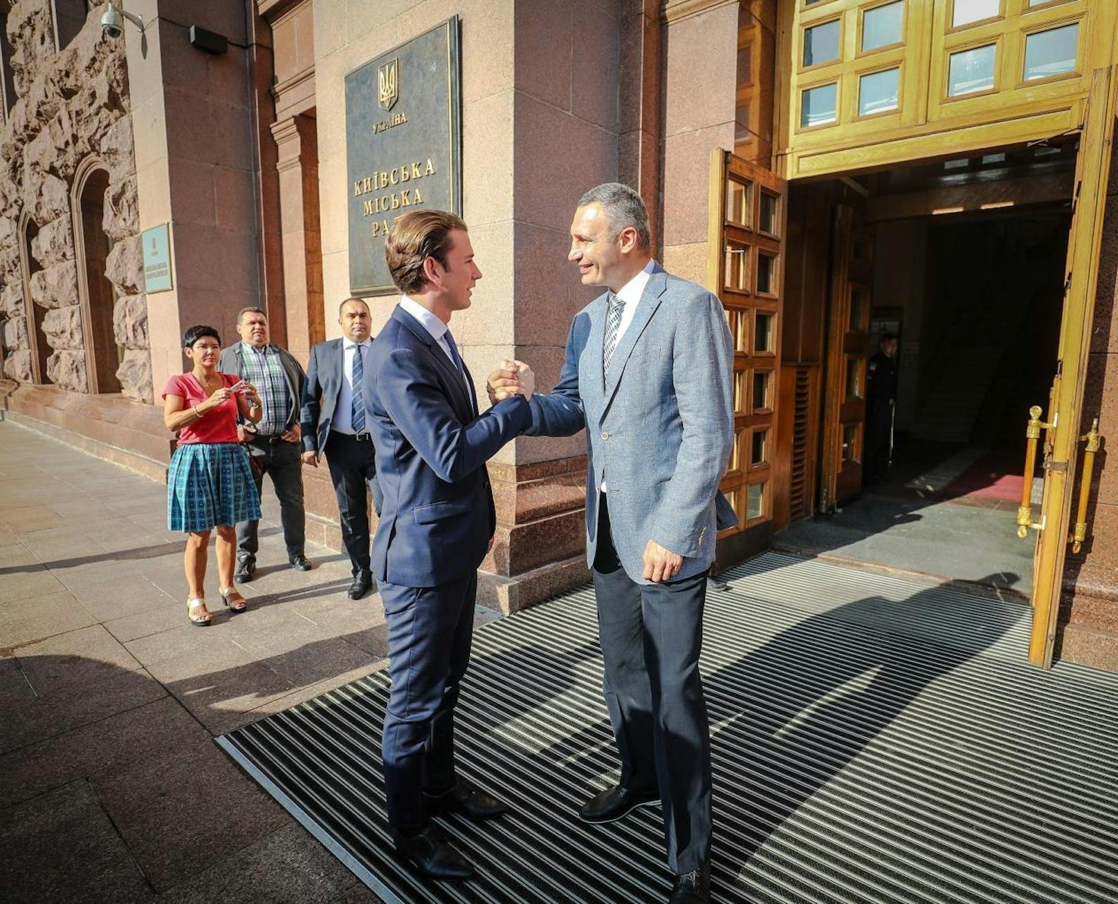 Bürgermeister Vitali Klitschko (r.) begrüßt Kurz vor dem Rathaus von Kiew.
