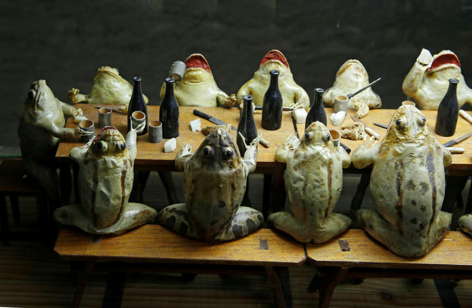 Frösche essen in einem Wahllokal. Im Froschmuseum in Estavayer-le-Lac in der Schweiz stellen 108 ausgestopfte Frösche Alltagsszenen aus dem 19. Jahrhundert dar.