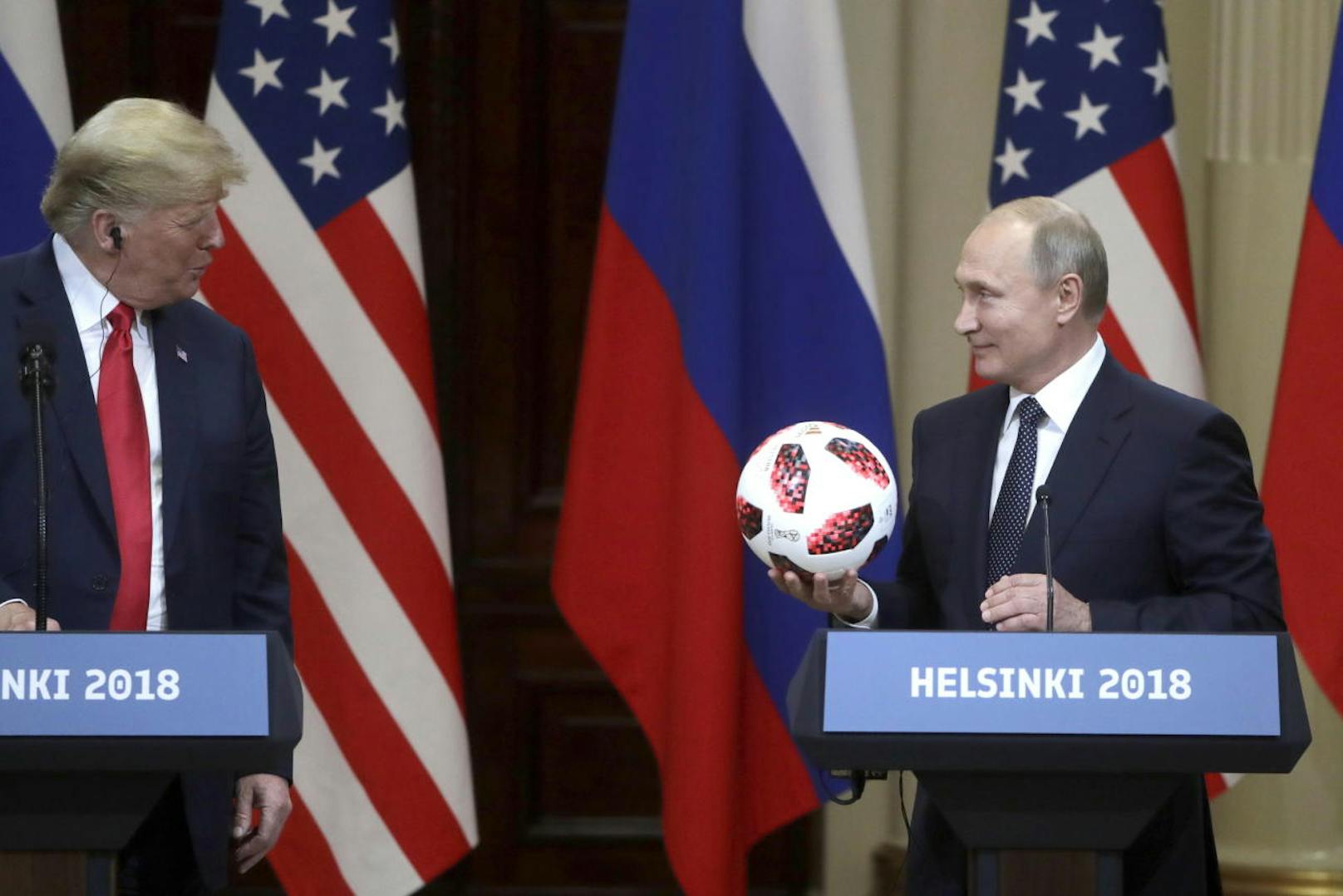 Bei der gemeinsamen Pressekonferenz nach dem Treffen in Helsinki schenkte der russische Präsident Wladimir Putin (r.) US-Präsident Donald Trump einen Fußball.