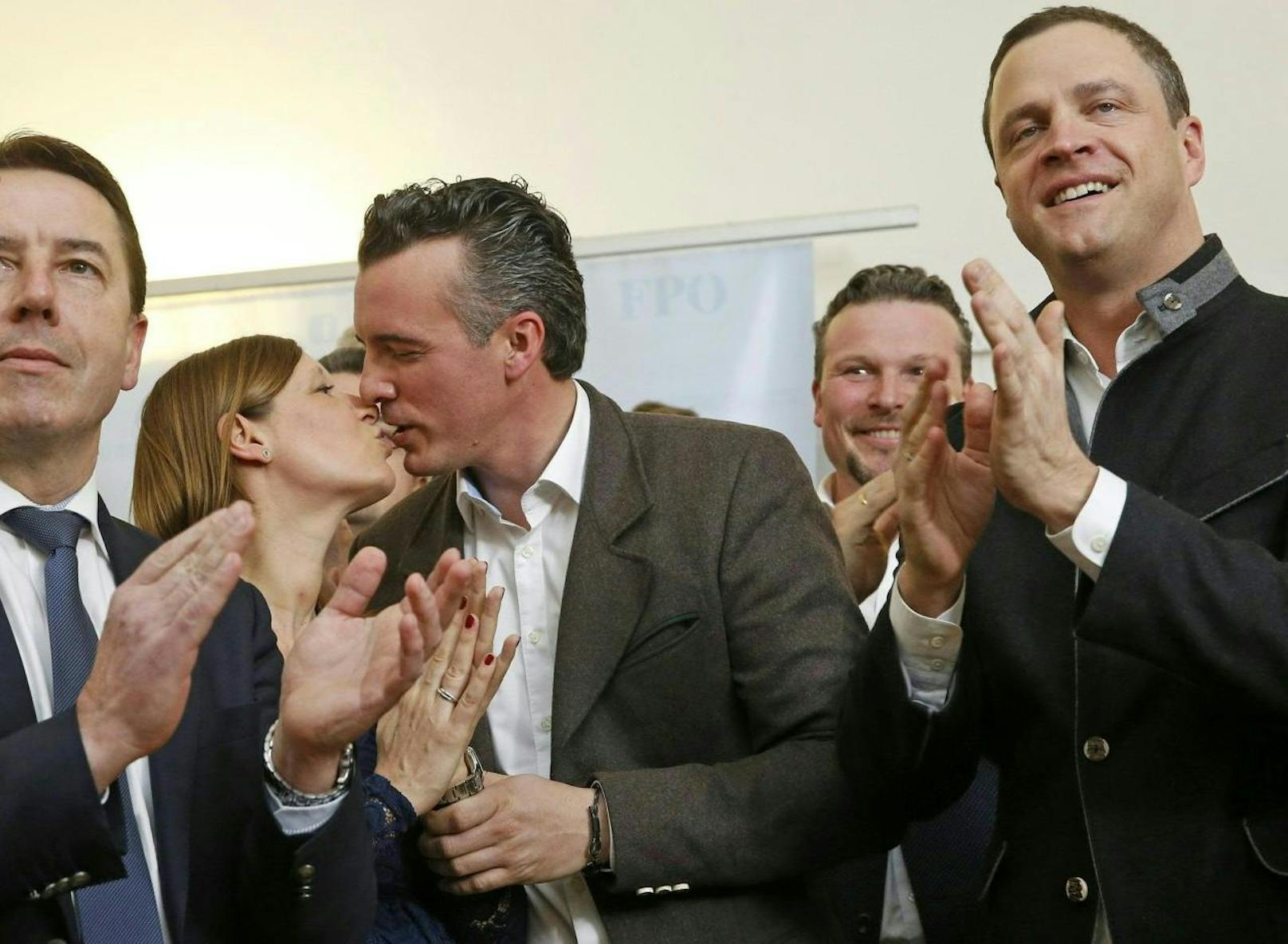 nach den ersten Hochrechnungen gab es für FPÖ-Spitzenkandidat Gernot Darmann (l.)  einen Kuss von seiner Frau