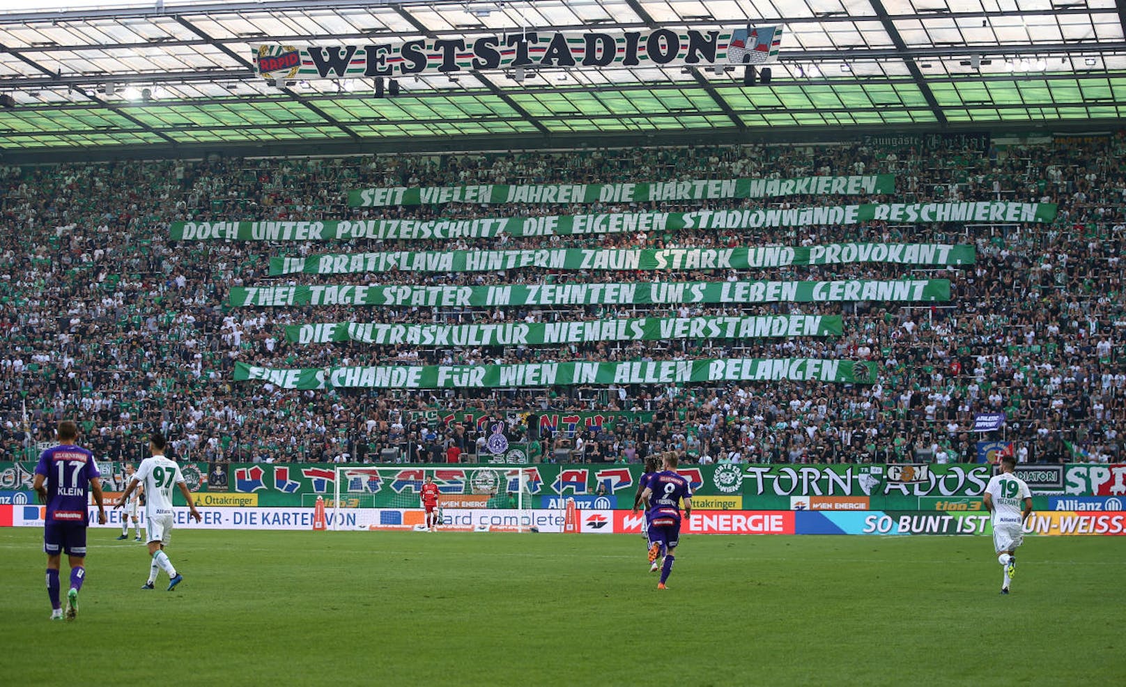Rapid und die Austria kreuzten im 327. Wiener Derby die Klingen. "Heute" hat die besten Fotos aus dem Allianz Stadion.