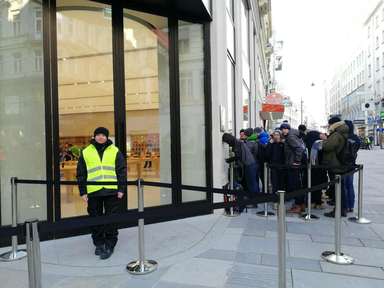 Rund 500 Apple-Jünger warteten am Samstag in eisiger Kälte auf die Eröffnung des neuen Apple-Stores auf der Kärntner Straße in Wien. 