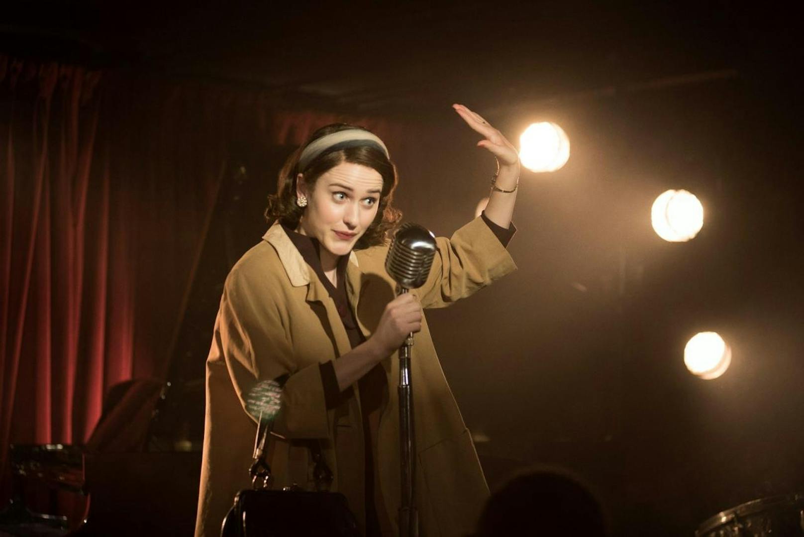 Mrs. Maisel (Rachel Brosnahan) entpuppt sich als Naturtalent auf der Comedy-Bühne.