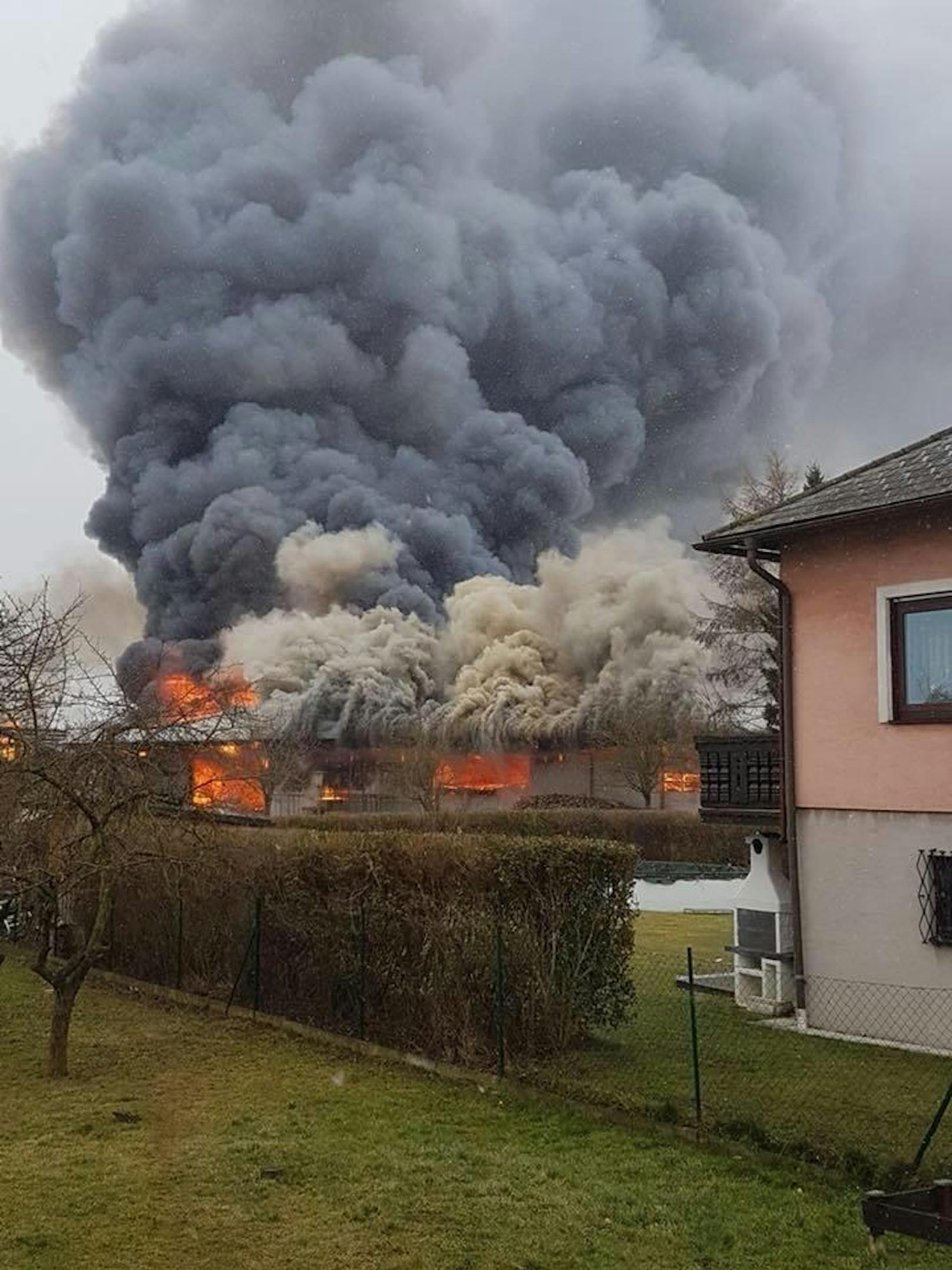 Fotos vom Lagerhallenbrand in Obergänserndorf.