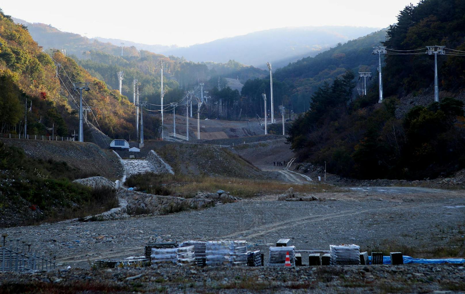 Aufbauarbeiten am Jeongseon Alpine Centre. Hier werden unsere SKi-Asse um Olympia-Gold kämpfen