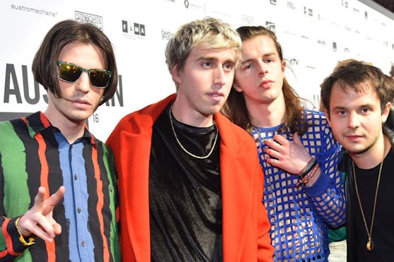 Rock-Band "Bilderbuch" sind die Aushängeschilder des österreichischen Pop. Passend dazu hat Frontmann Maurice Ernst da schon mal große Töne auf der Bühne parat.