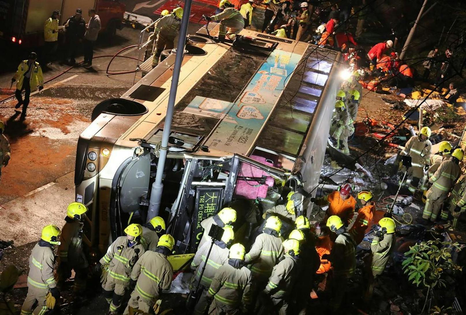 Bei dem Busunfall sind mindestens 19 Menschen ums Leben gekommen.