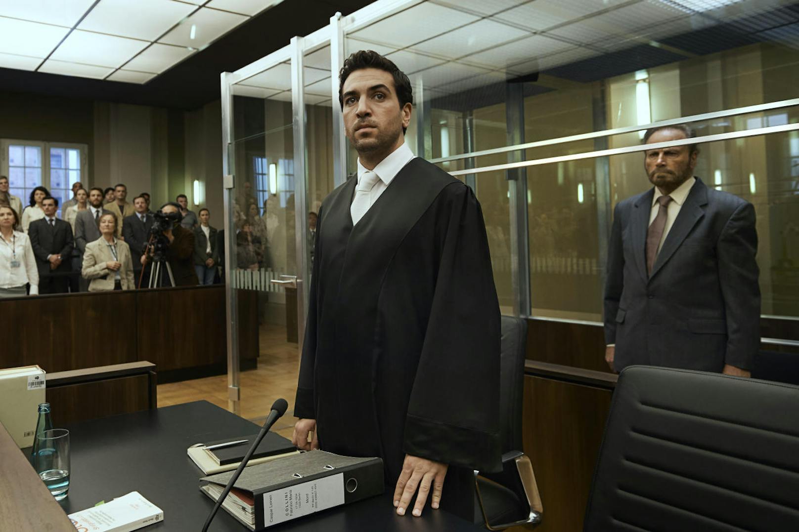 Anwalt Caspar Leinen (Elyas M'Barek) und sein Mandant Fabrizio Collini (Franco Nero) im Gerichtssaal.