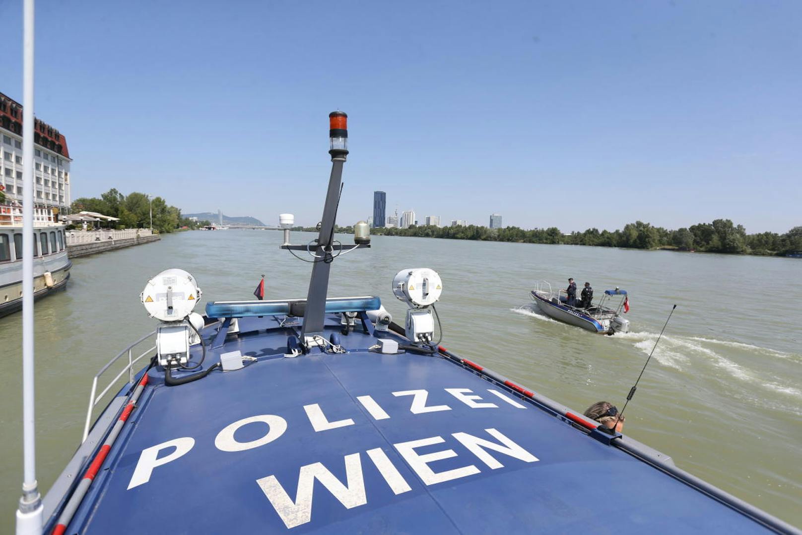 Beim Inselfest am Wochenende werden die 46 Beamten der Wiener Wasserpolizei wieder alle Hände voll zu tun haben. "Heute" schaute bei den "Seepferdchen" vorbei.