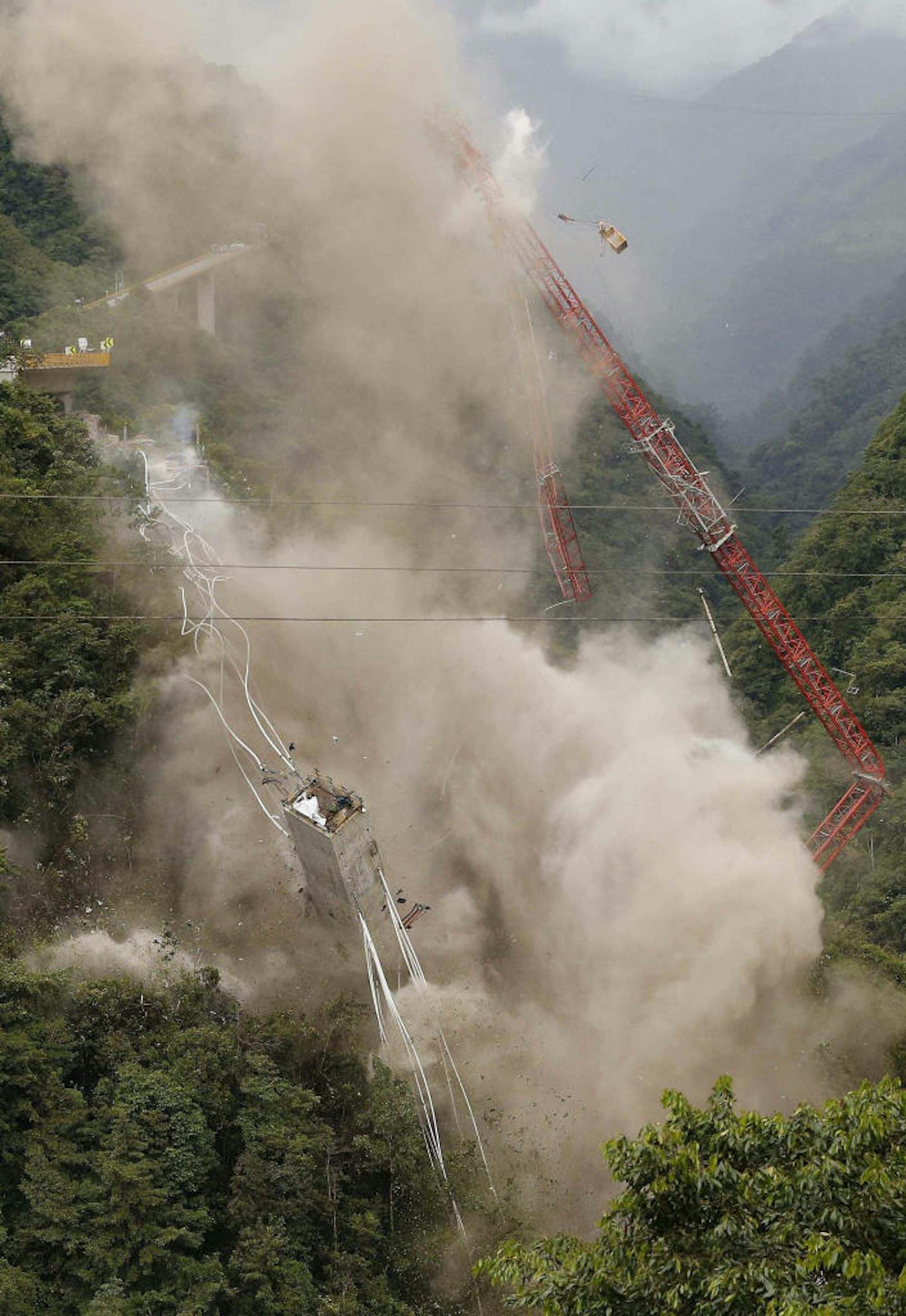 Nach der tödlichen Katastrophe im Jänner wurde jetzt der Rest der Chirajara-Brücke gesprengt (11. Juli 2018).