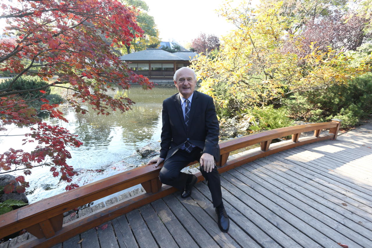 Der Döblinger Bezirkschef Adi Tiller (ÖVP) an einem seiner Lieblingsplätze - im Japanischen Garten im Setagayapark auf der Hohen Warte.
