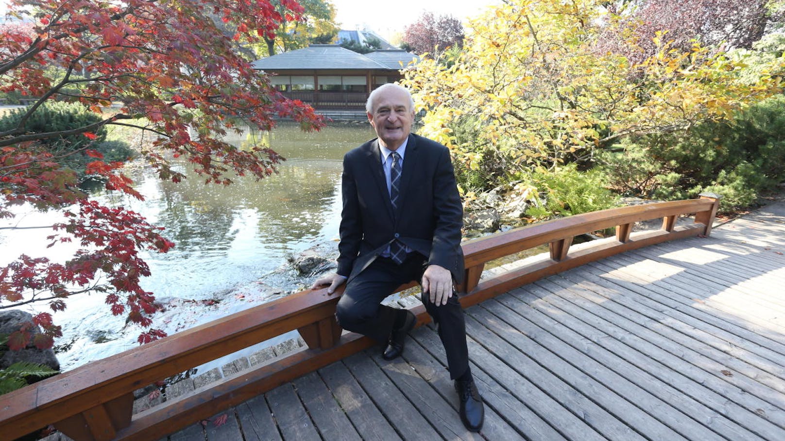 Der Döblinger Bezirkschef Adi Tiller (ÖVP) an einem seiner Lieblingsplätze - im Japanischen Garten im Setagayapark auf der Hohen Warte.