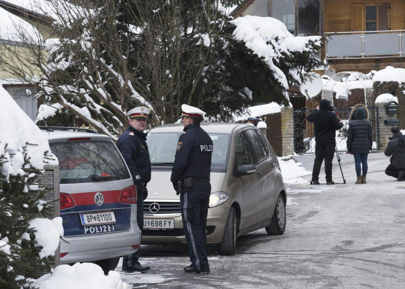 Bei einer Familientragödie in Mantscha (Gemeinde Seiersberg) ist am Montag eine 78-jährige Frau tot in ihrem Schlafzimmer gefunden worden. Der 22-jährige Enkelsohn sowie ihr Gatte wurden vorläufig festgenommen.