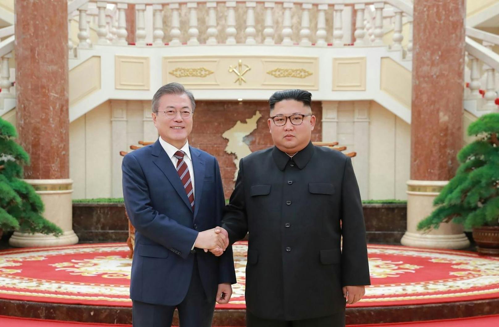 Auf dem Gipfel mit Südkoreas Präsident Moon Jae In in Pjöngjang hat der nordkoreanische Machthaber Kim Jong Un nach südkoreanischen Angaben am Mittwoch zugesagt, seine wichtigste Atomanlage in Yongbyon zu schließen und internationale Inspekteure ins Land zu lassen.