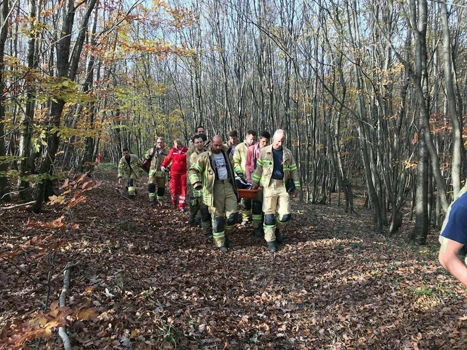 Die Feuerwehr brachte den Notarzt zur Unfallstelle und trug den Schwerverletzten anschließend mit einer Trage durch den Wald zum Rettungswagen.