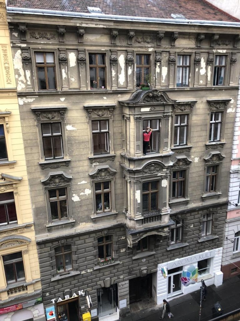 Nichts für Menschen mit Höhenangst: Fensterputzen im 3. Stock.  