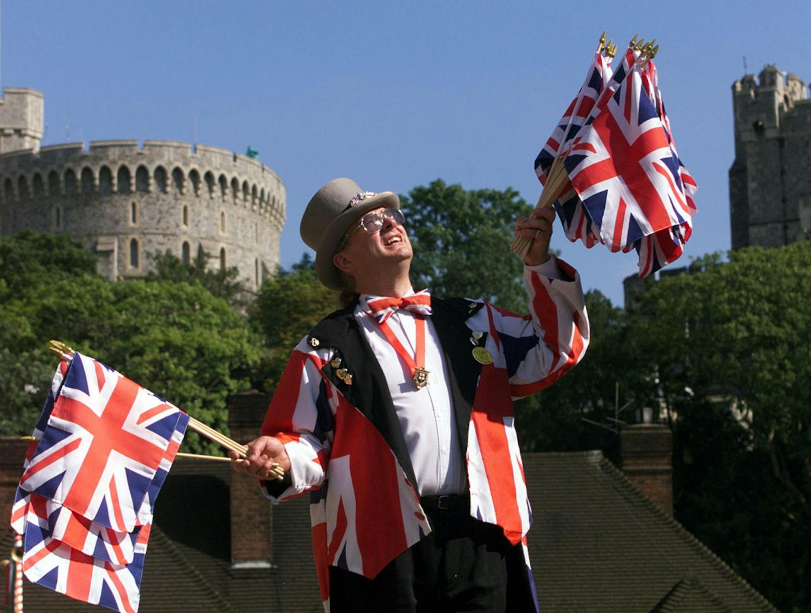 Royal Wedding: William Wade verkauft vor dem Schloss Windsor Union-Jack-Fahnen - ein begehrtes Gut vor der Hochzeit