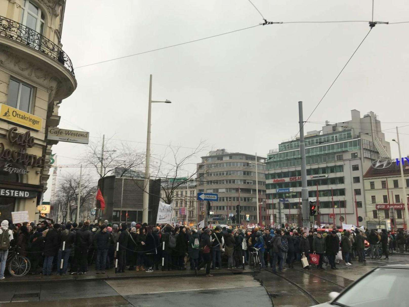 Demo in Wien am Samstag (13.1.2018): Demonstranten auf der Mariahilferstraße