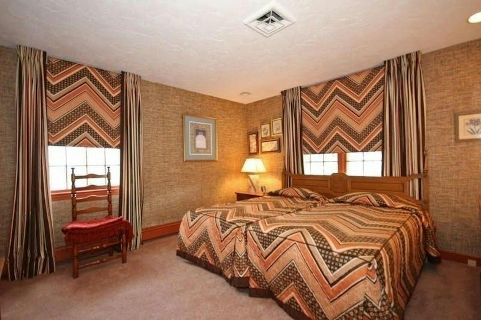 Kommen wir zu den Schlafzimmern: Hier passen die Vorhänge zur Bettdecke!