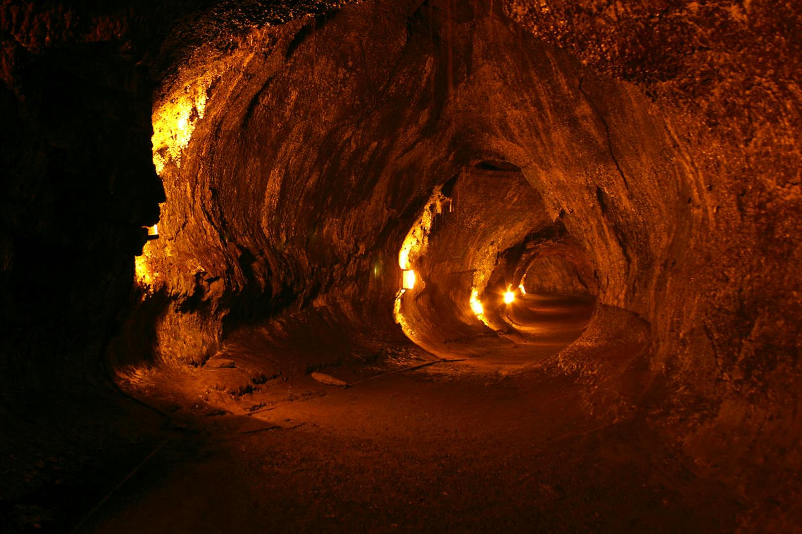 <b>Hawaii Volcanoes National Park - Hawaii, USA</b>
Die Höhlen im Hawaii Volcanoes National Park sind Lava-Tunnel, geformt als die Vulkane der Region ausbrachen und die ausgetretene Lava abkühlte. Die einzigartige Atmosphäre dort ist kaum vergleichbar mit anderen Höhlensystemen.