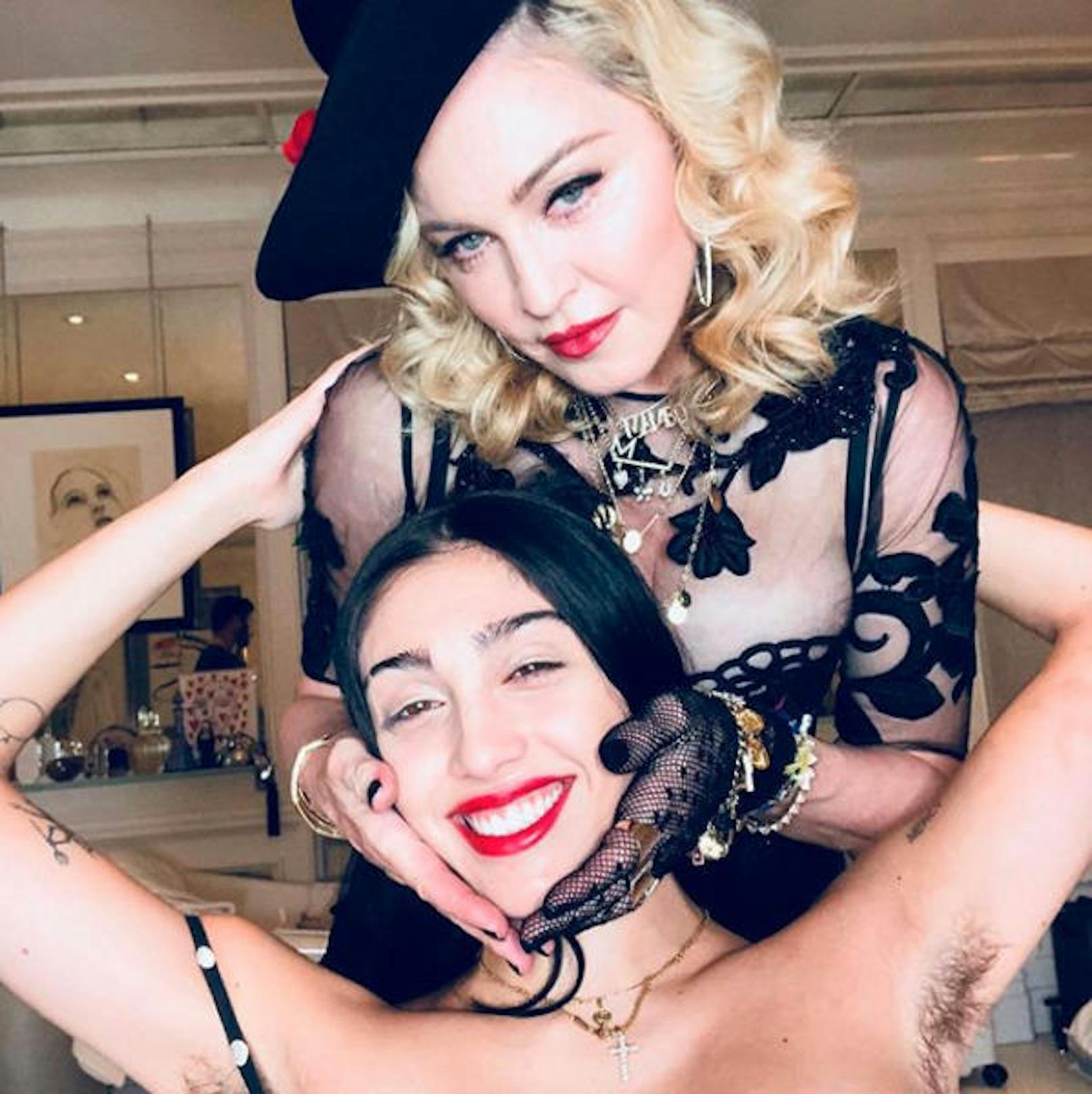 Madonna mit haariger Tochter Lourdes