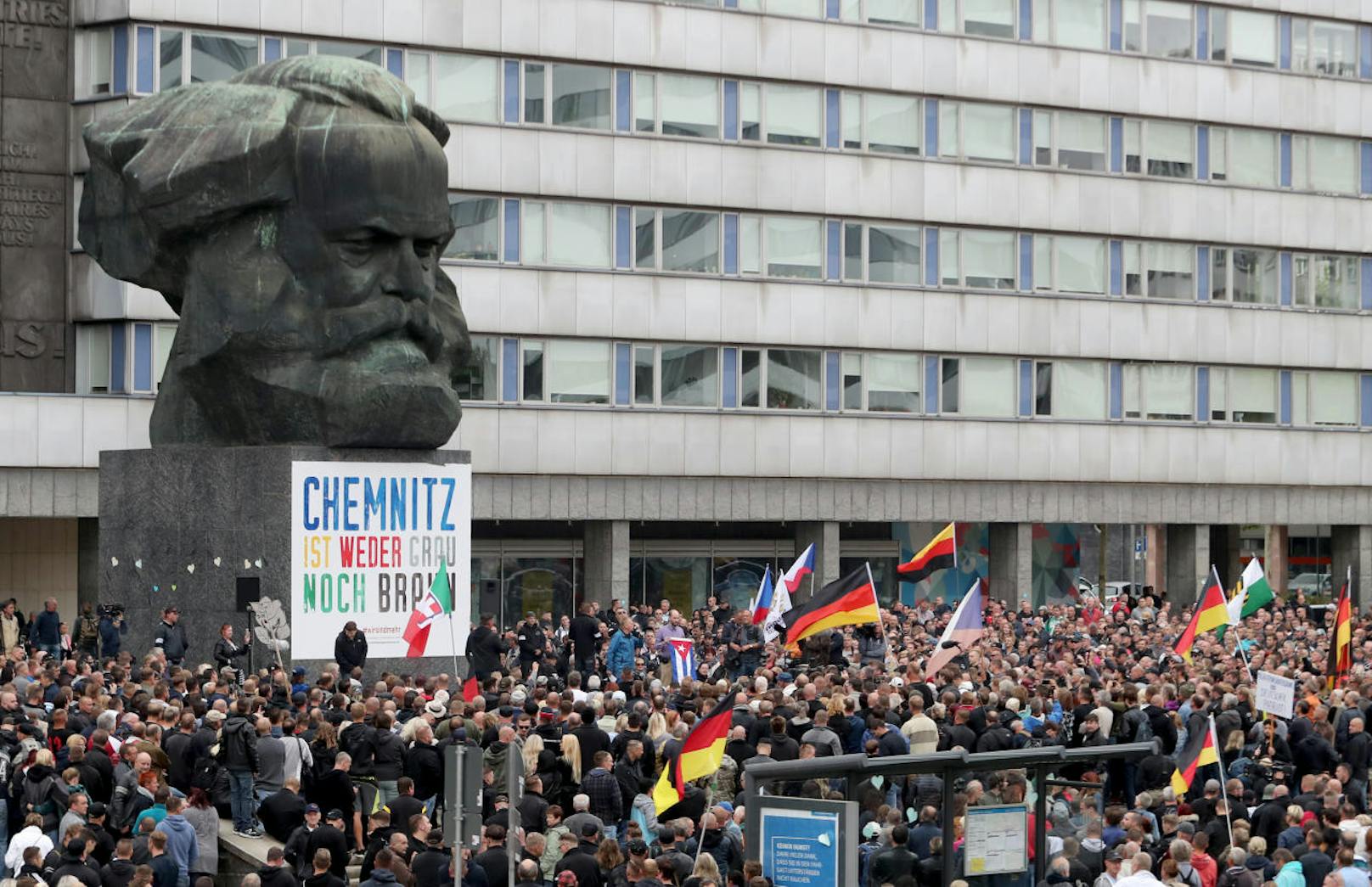 In Chemnitz wurde vergangenes Wochenende ein Deutscher von zwei Männern aus Syrien und dem Irak getötet. Daraufhin kam es zu gewalttätigen Demos.
