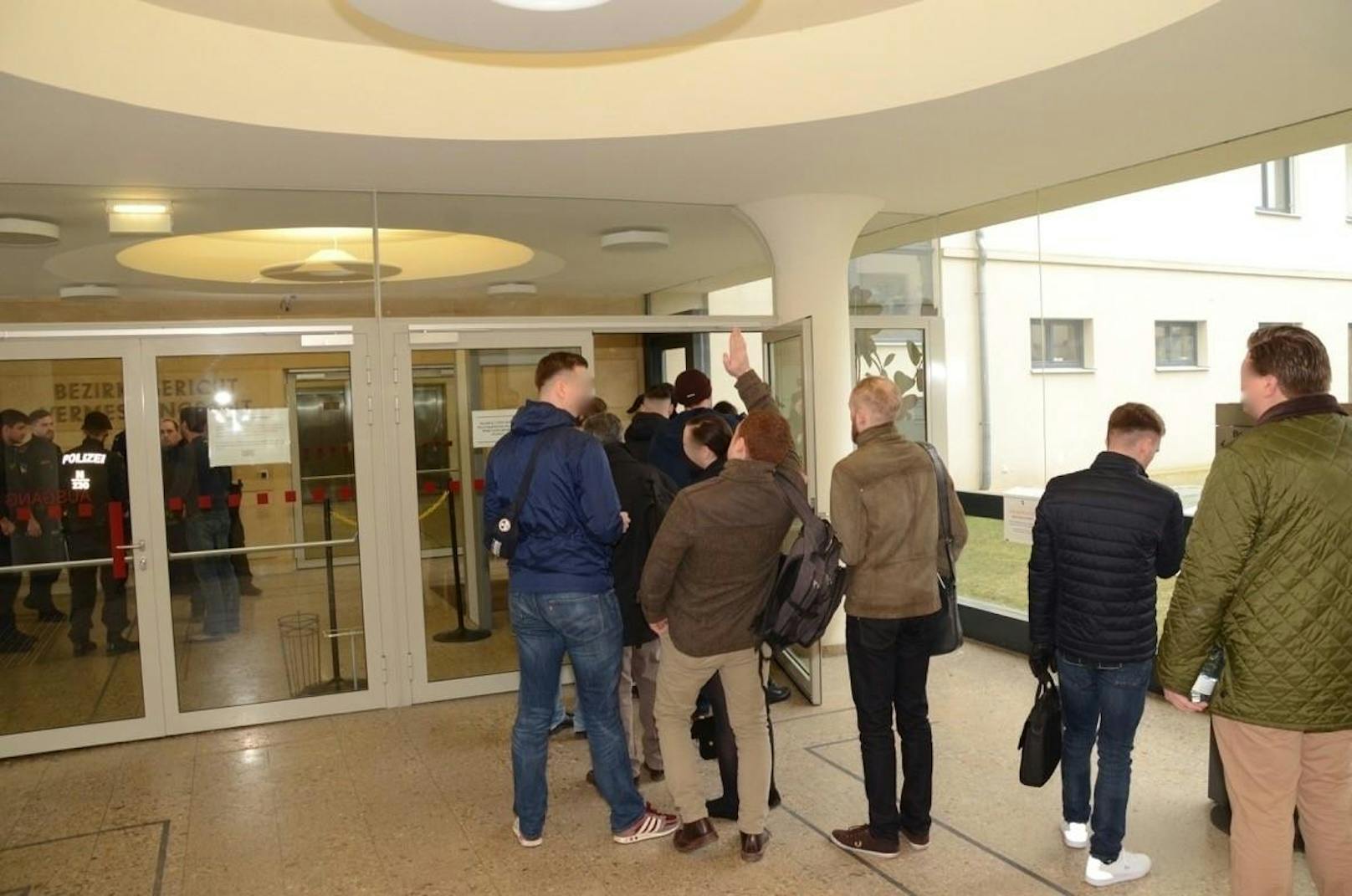 Die Angeklagten kommen mit einer kleinen Gruppe Identitärer am Gerichtsgebäude in Baden an.