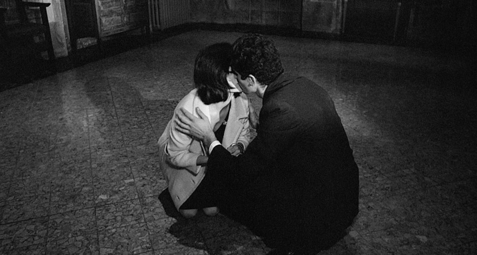 Auch für seinen Regie-Zweitling "Prima della rivoluzione - Vor der Revolution" (1964) schrieb der Italiener das Skript. In den Hauptrollen des Dramas um einen jungen Mann, der sich in seine Tante verliebt, waren Adriana Asti und Francesco Barilli zu sehen.