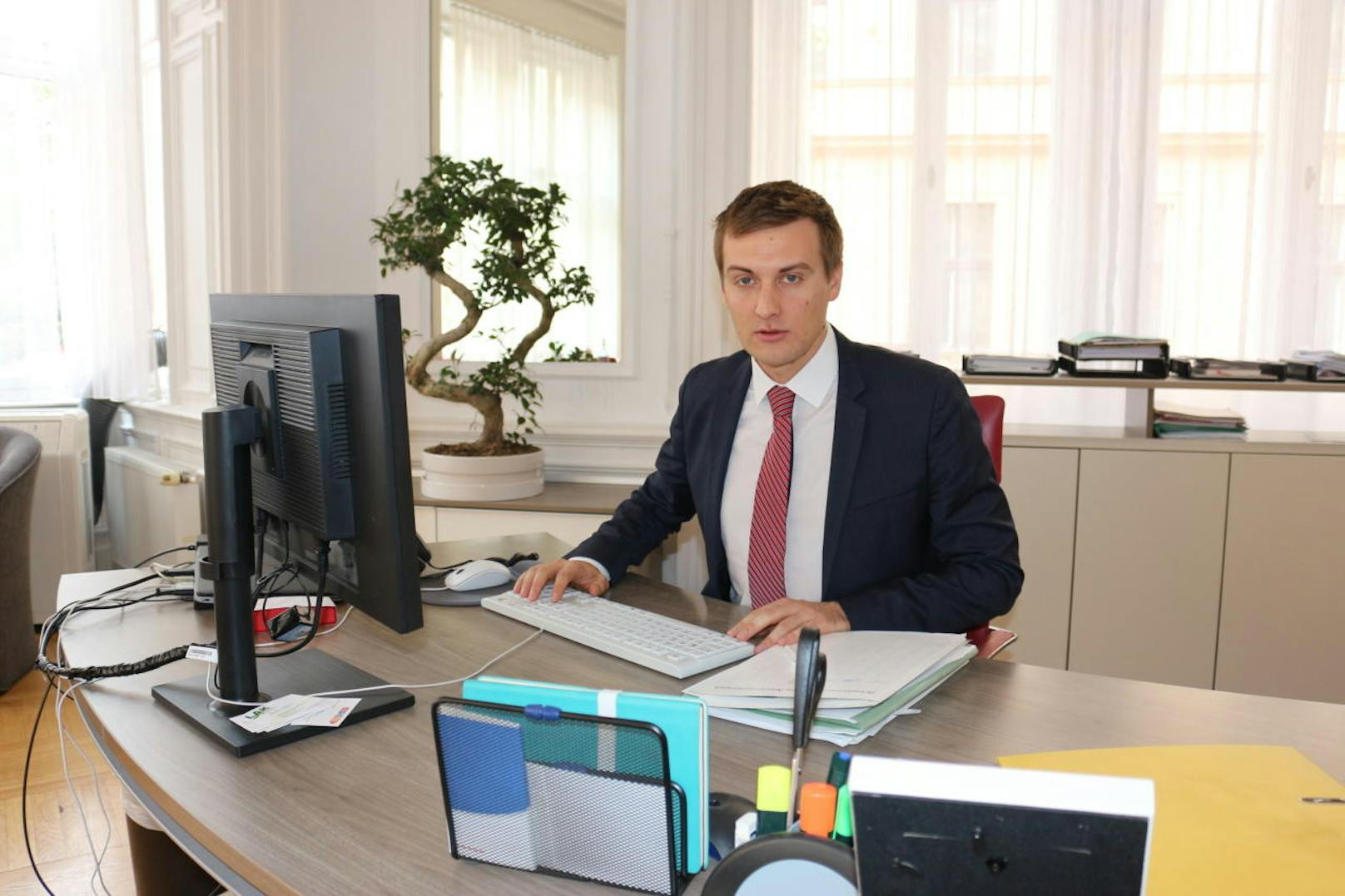 AMS NÖ-Landesgeschäftsführer Sven Hergovich in Wien in seinem Büro
