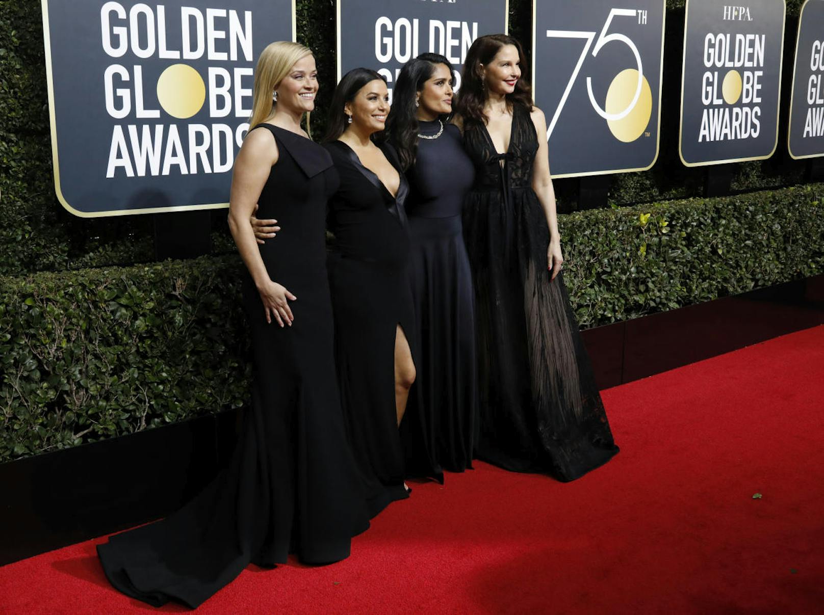 Reese Witherspoon (in Zac Posen), Eva Longoria, Salma Hayek und Ashley Judd ließen es sich nicht nehmen, gleich zu viert ganz in Schwarz aufzutreten.