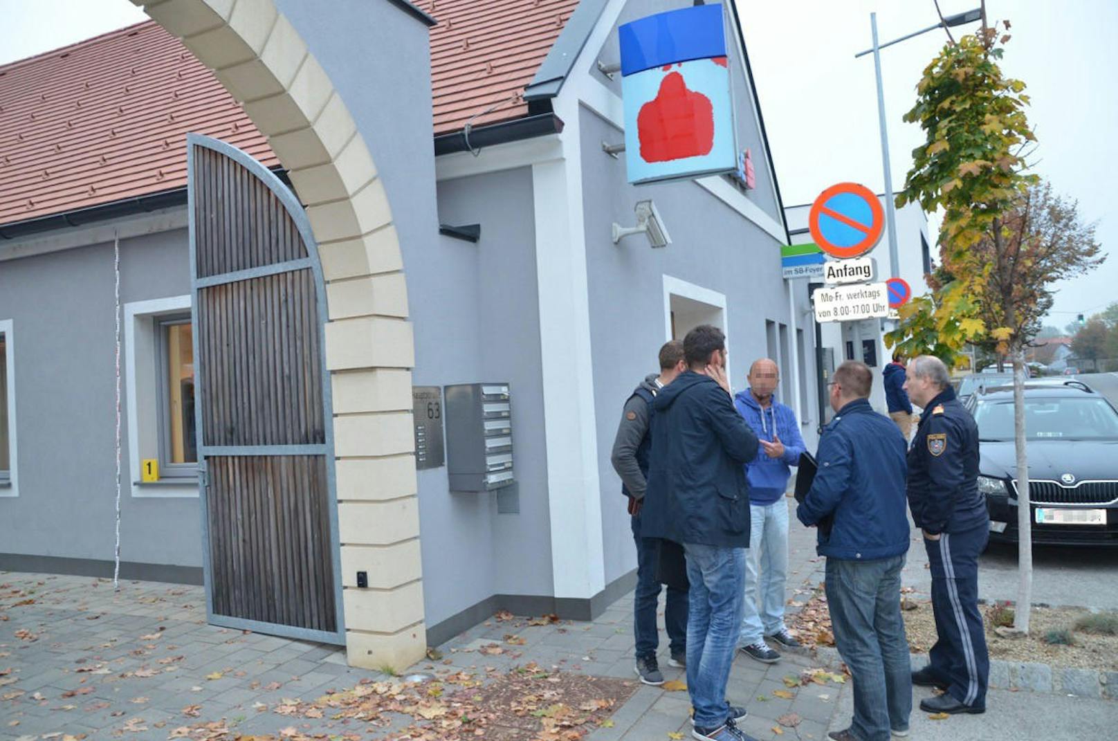 Ein Bewaffneter stürmte Freitagnachmittag in eine Bank in Moosbrunn und forderte Bargeld.