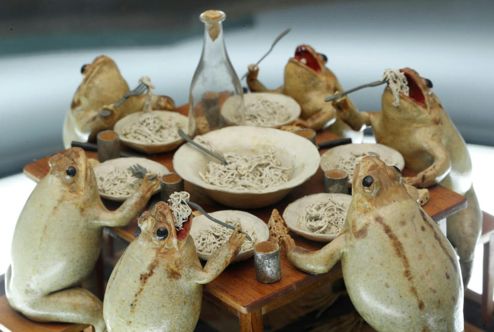 Diese Frösche stellen ein Essen im Kreis der Familie dar. Im Froschmuseum in Estavayer-le-Lac in der Schweiz stellen 108 ausgestopfte Frösche Alltagsszenen aus dem 19. Jahrhundert dar.