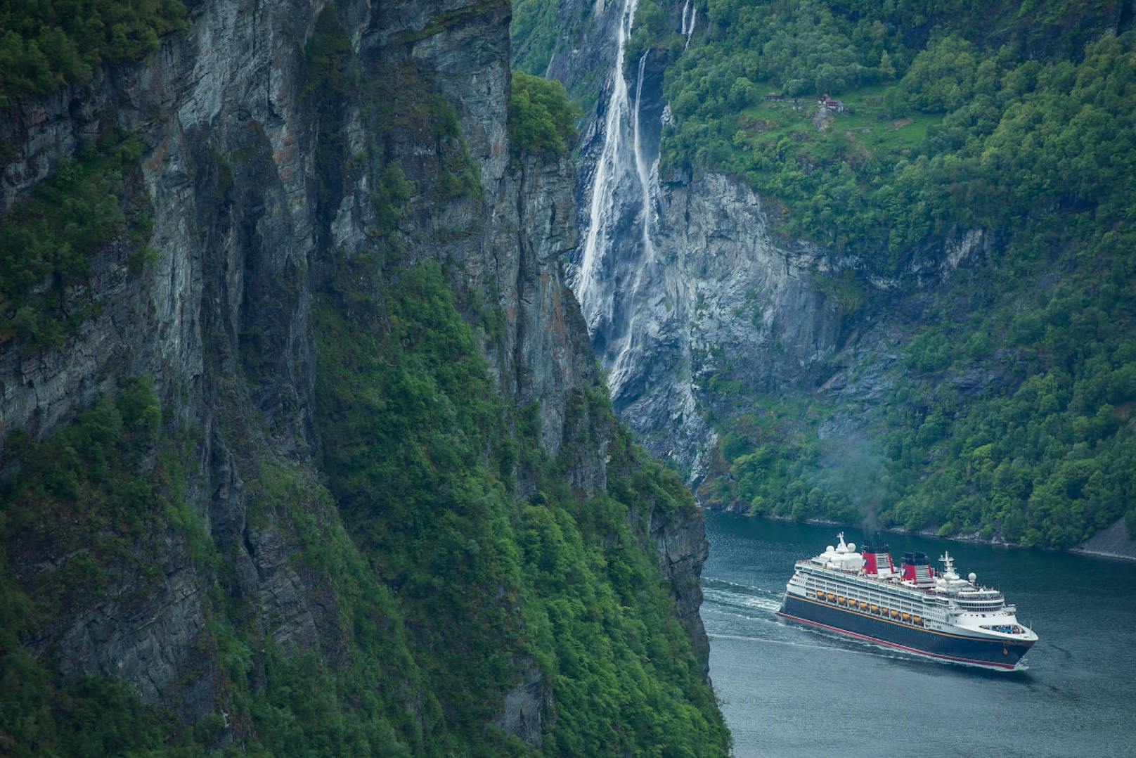 Und Norwegen erwägt, bereits fünf bekannte Fjorde für jene Kreuzfahrtschiffe zu sperren, die nicht den neuesten Umweltanforderungen entsprechen. Konkret geht es um den berühmten Geirangerfjord, den Nærøyfjord, den Aurlandsfjord, den Synnulvsfjord und den inneren Tafjord, die unter Weltkulturerbe stehen.