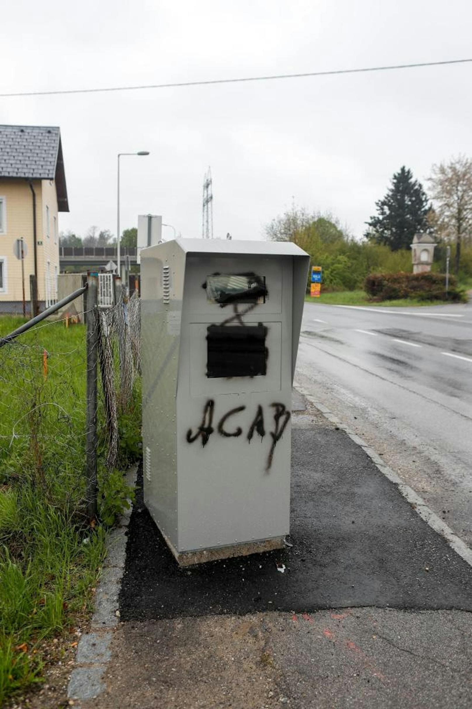 Unbekannte beschmierten Radarboxen in Braunau.