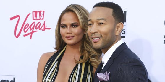 Chrissy Teigen (li.) will sich von Social Media zurückziehen. Zwanzig Minuten sei "alles, was ich aushalten kann", erklärt die Frau von John Legend (re.)