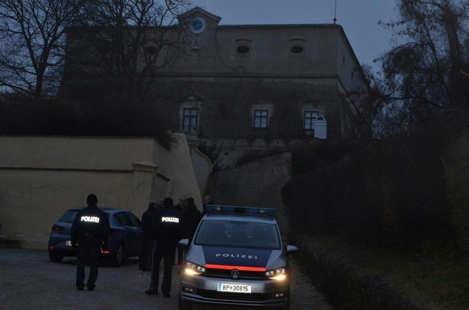 Das Landeskriminalamt Niederösterreich sowie die Tatortgruppe des Landeskriminalamtes Niederösterreich haben die Ermittlungen sowie die Tatortarbeiten aufgenommen.