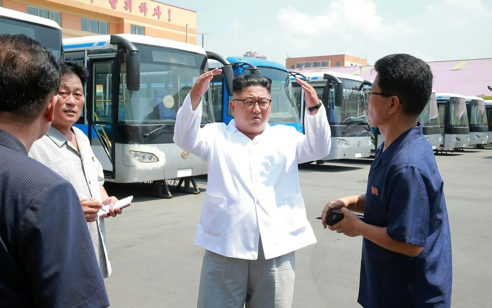 Auf seiner Tour Kim neben zahlreichen Fabriken auch eine Ferienanlage und ein Elektrizitätswerk besucht. Im Bild: Der Diktator zu Besuch in einem Werk für Oberleitungsbusse.