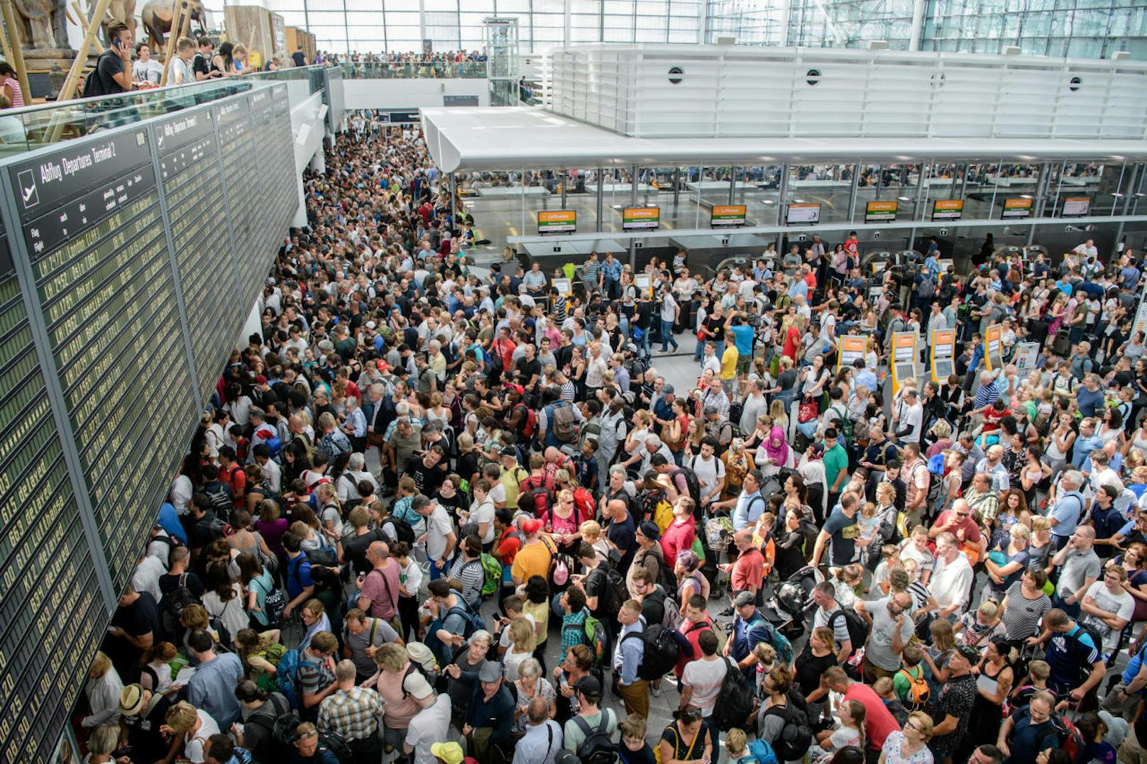 Zahlreiche Fluggäste warten am 28. Juli 2018 am Flughafen in München auf ihre Flüge. Wegen eines Polizeieinsatzes ist die Sicherheitszone im Terminal 2 vorübergehend gesperrt worden. <a href="https://www.heute.at/welt/news/story/Unkontrollierte-Person-Terminal-2-Flughafen-Muenchen-Polizeieinsatz-Verzoegerungen-41323116" target="_blank">Hier weiterlesen >>></a>