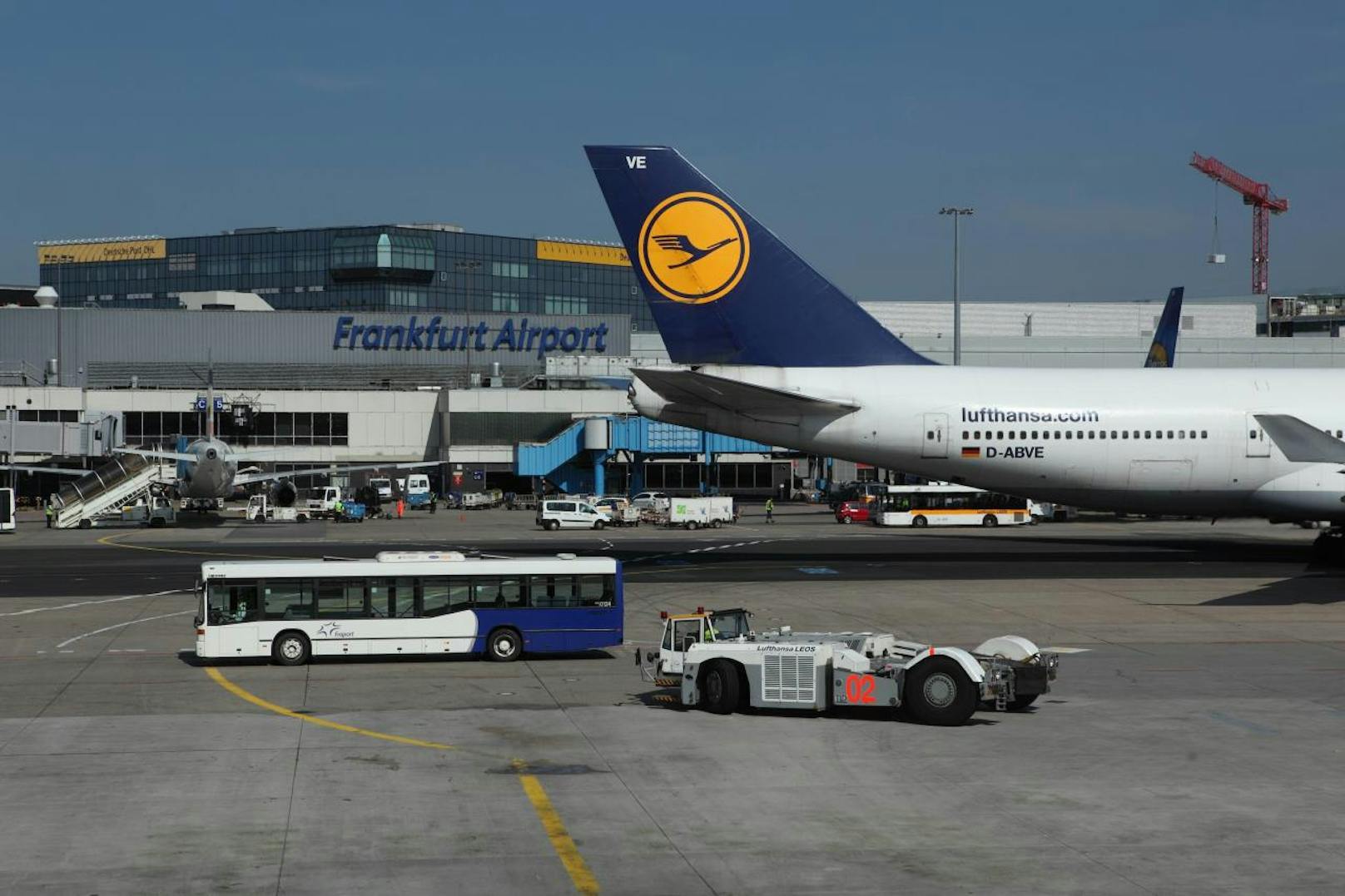 Am größten Flughafen des Landes in Frankfurt legten Beschäftige der Flugzeugabfertigung und der Feuerwehr die Arbeit nieder.