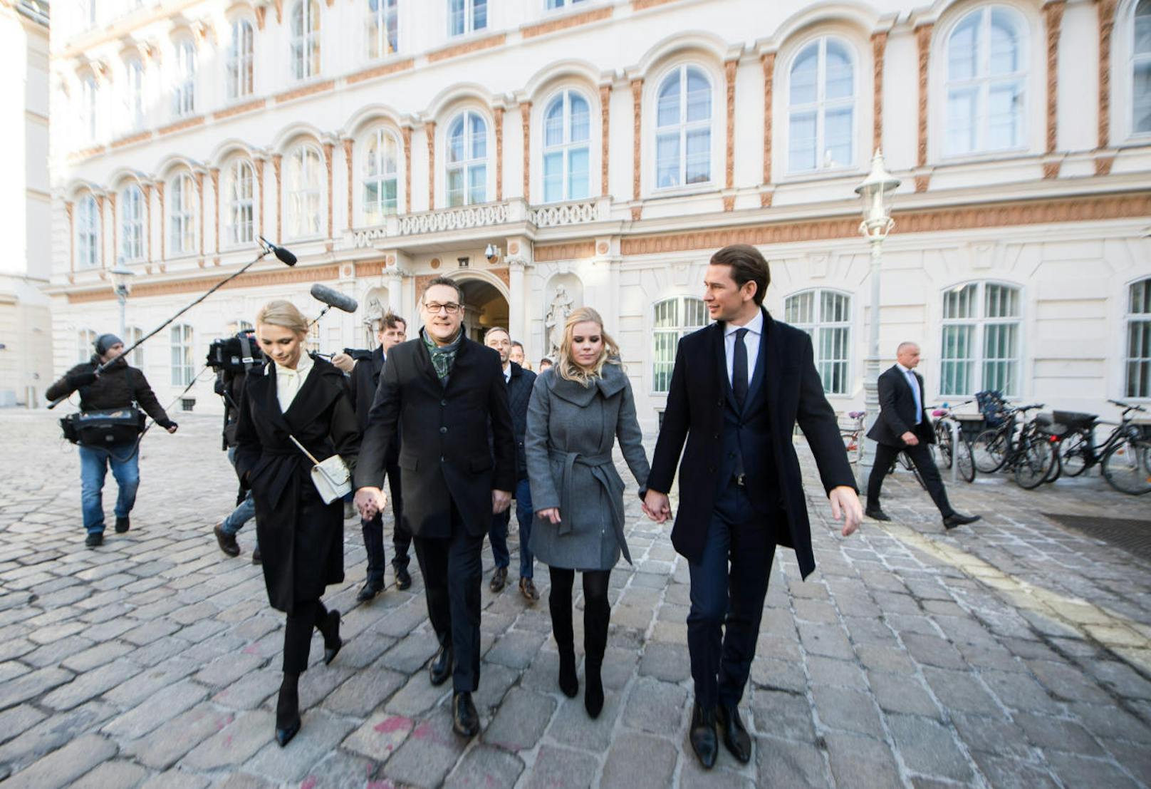 FPÖ-Chef Heinz-Christian Strache mit seiner Frau Philippa und ÖVP-Chef Sebastian Kurz mit seiner Freundin Susanne Thier am Weg vom Außenministerium zur Hofburg.