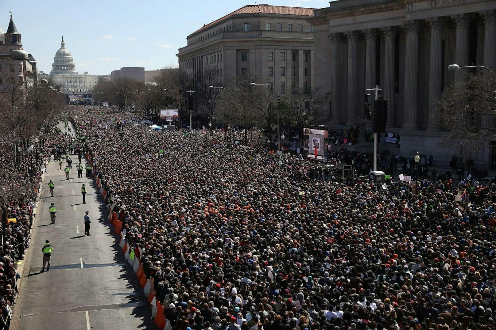 Die Pennsylvania Avenue vor dem Kapitol in Washington war ein Meer von Menschen und Transparenten.